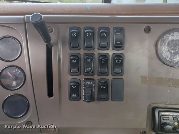 image for item MY9888 2003 Mack CV713  truck cab and chassis