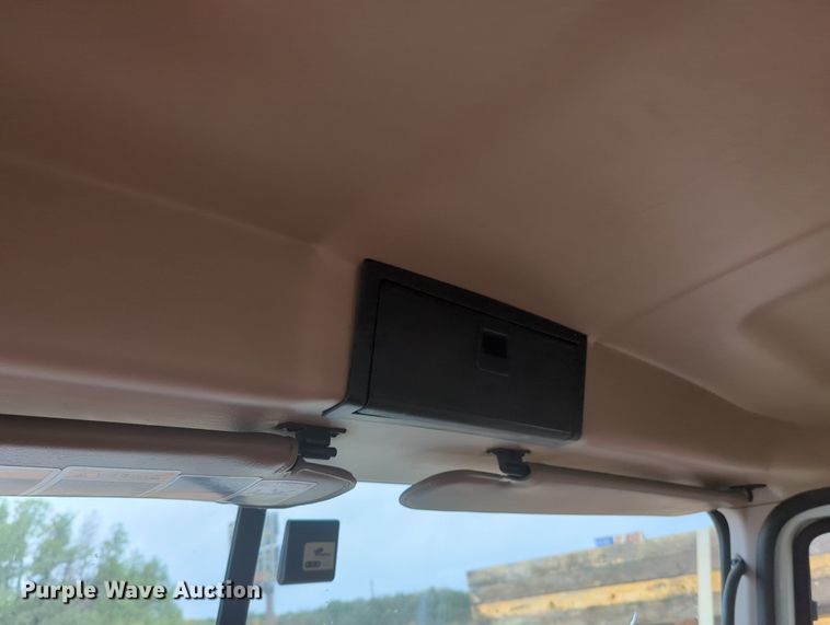 image for item MY9888 2003 Mack CV713  truck cab and chassis