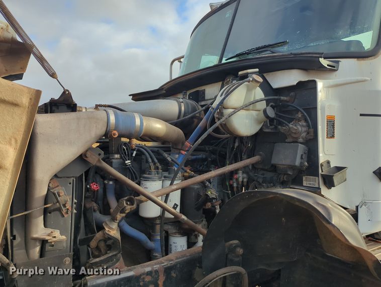 image for item MY9888 2003 Mack CV713  truck cab and chassis