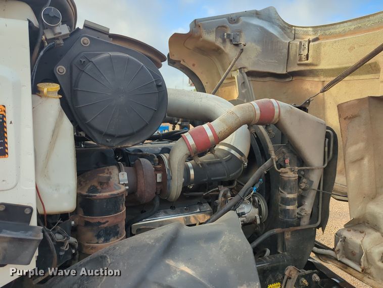 image for item MY9888 2003 Mack CV713  truck cab and chassis