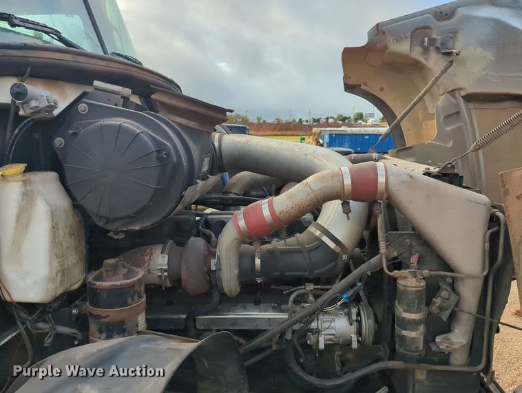 image for item MY9888 2003 Mack CV713  truck cab and chassis