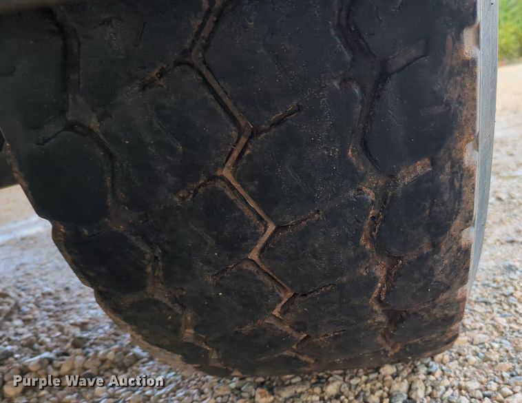 image for item MY9888 2003 Mack CV713  truck cab and chassis