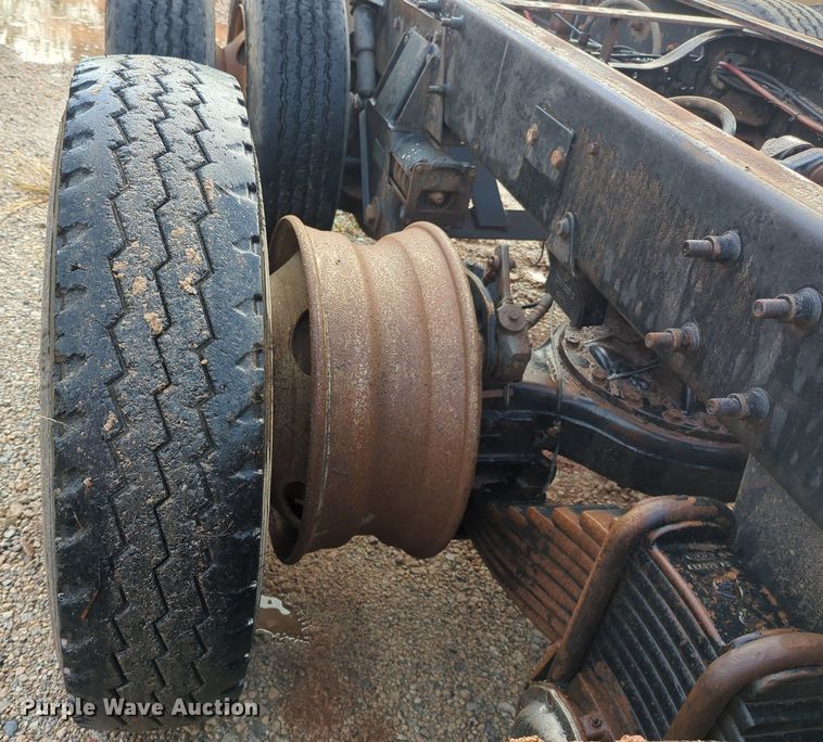 image for item MY9888 2003 Mack CV713  truck cab and chassis