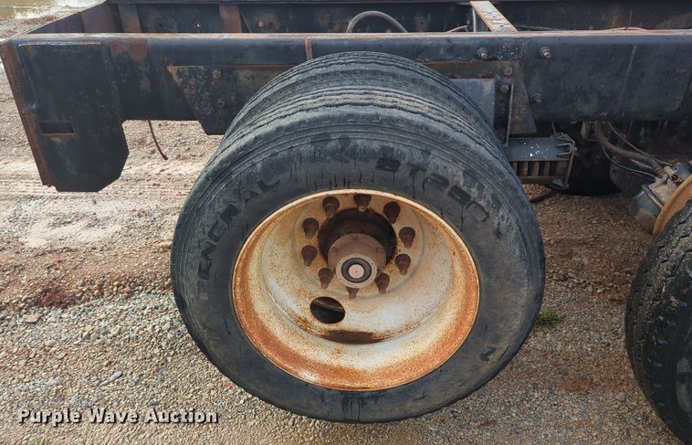 image for item MY9888 2003 Mack CV713  truck cab and chassis