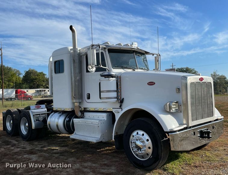 image for item NA9677 2012 Peterbilt 367  semi truck