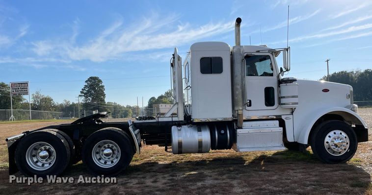 image for item NA9677 2012 Peterbilt 367  semi truck