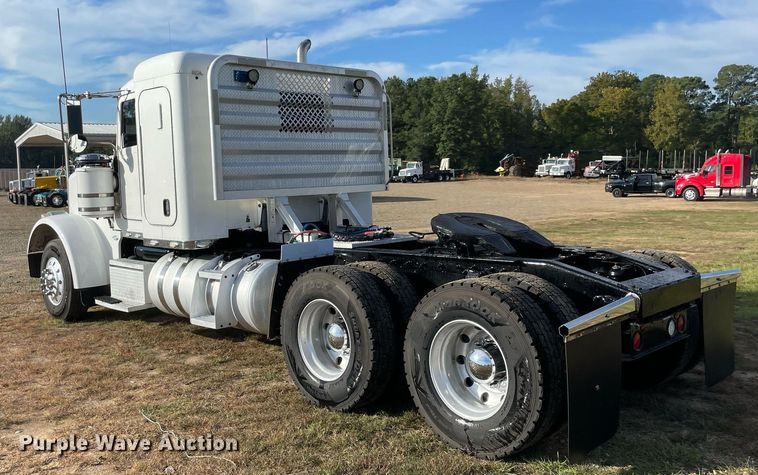 image for item NA9677 2012 Peterbilt 367  semi truck