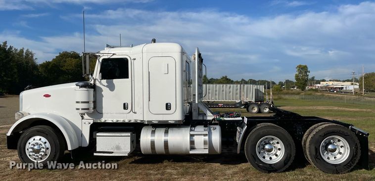 image for item NA9677 2012 Peterbilt 367  semi truck