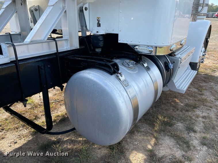 image for item NA9677 2012 Peterbilt 367  semi truck