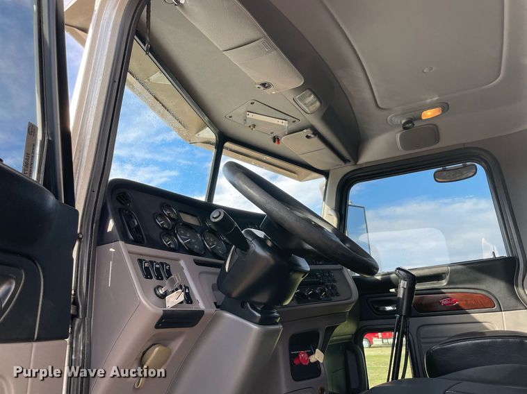 image for item NA9677 2012 Peterbilt 367  semi truck