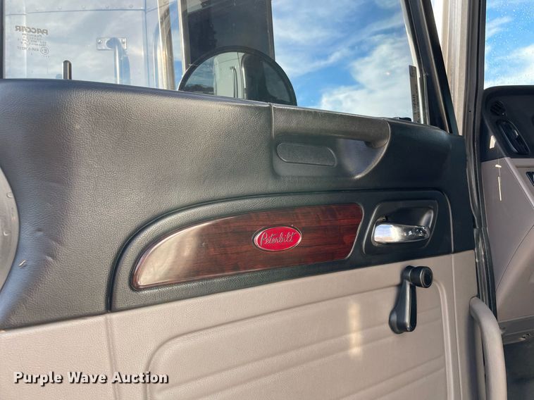 image for item NA9677 2012 Peterbilt 367  semi truck