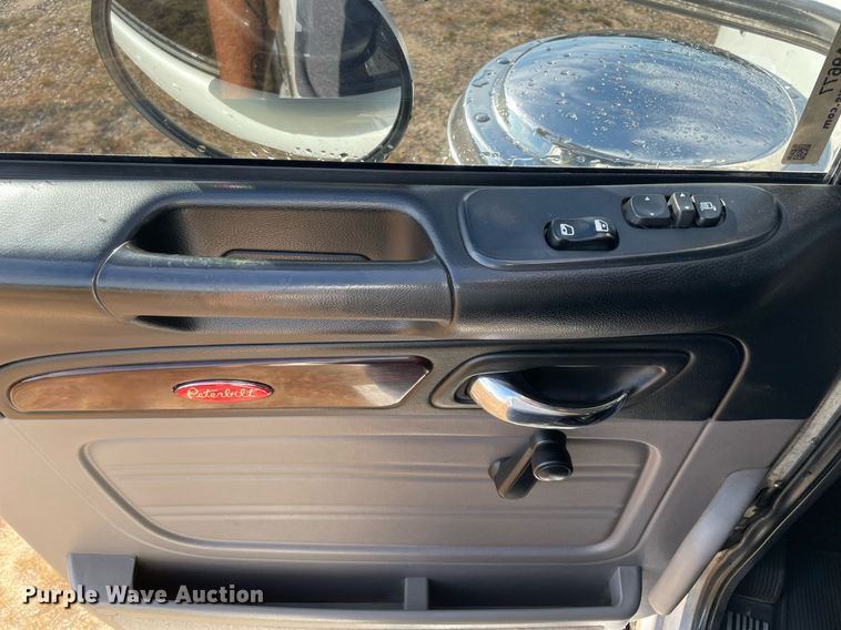 image for item NA9677 2012 Peterbilt 367  semi truck