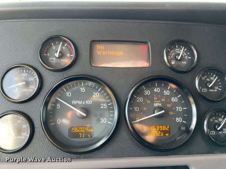 image for item NA9677 2012 Peterbilt 367  semi truck