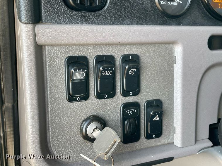 image for item NA9677 2012 Peterbilt 367  semi truck