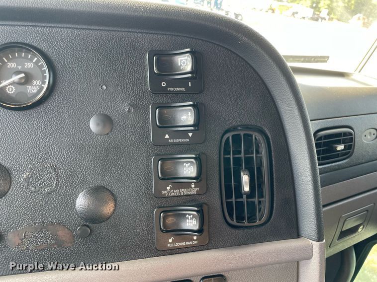 image for item NA9677 2012 Peterbilt 367  semi truck