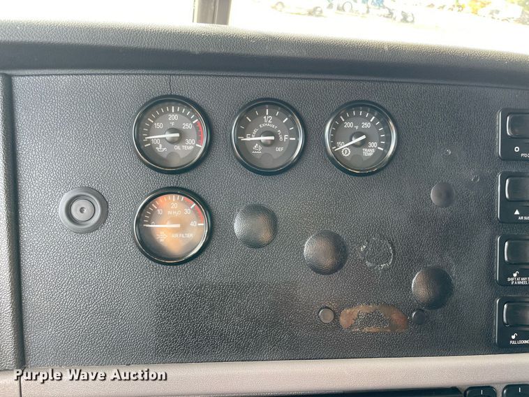 image for item NA9677 2012 Peterbilt 367  semi truck