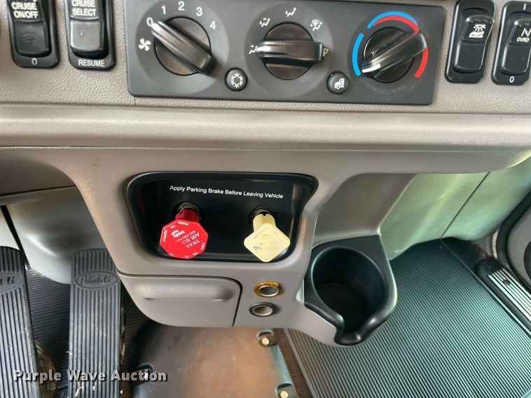 image for item NA9677 2012 Peterbilt 367  semi truck