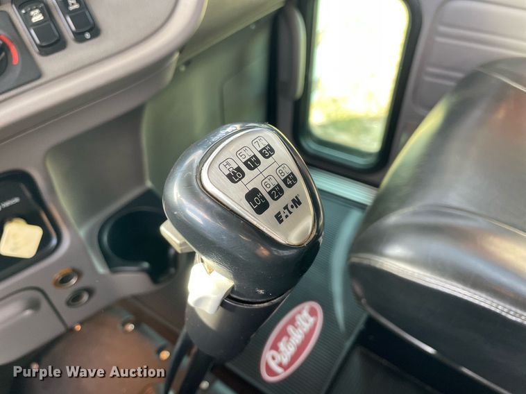 image for item NA9677 2012 Peterbilt 367  semi truck