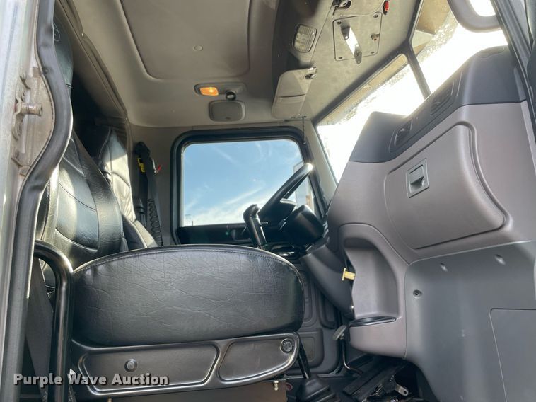 image for item NA9677 2012 Peterbilt 367  semi truck