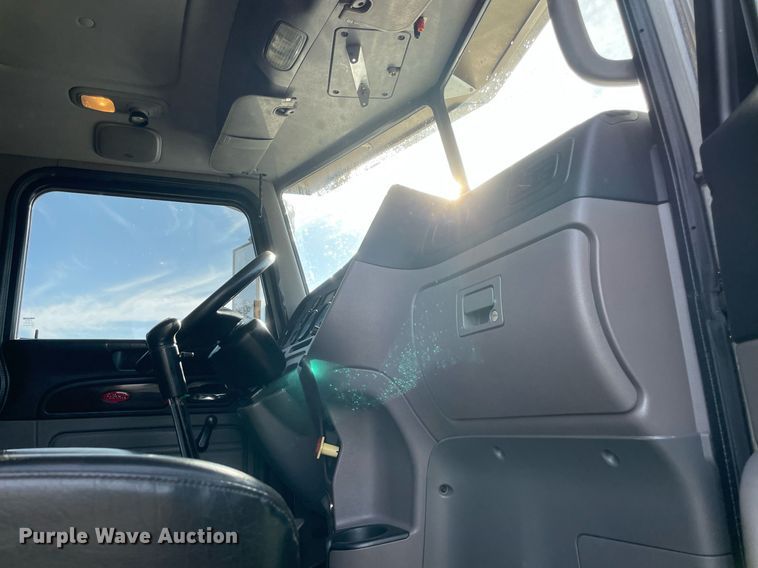 image for item NA9677 2012 Peterbilt 367  semi truck