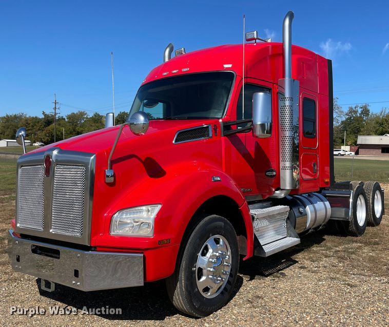 image for item NA9679 2020 Kenworth T880  semi truck