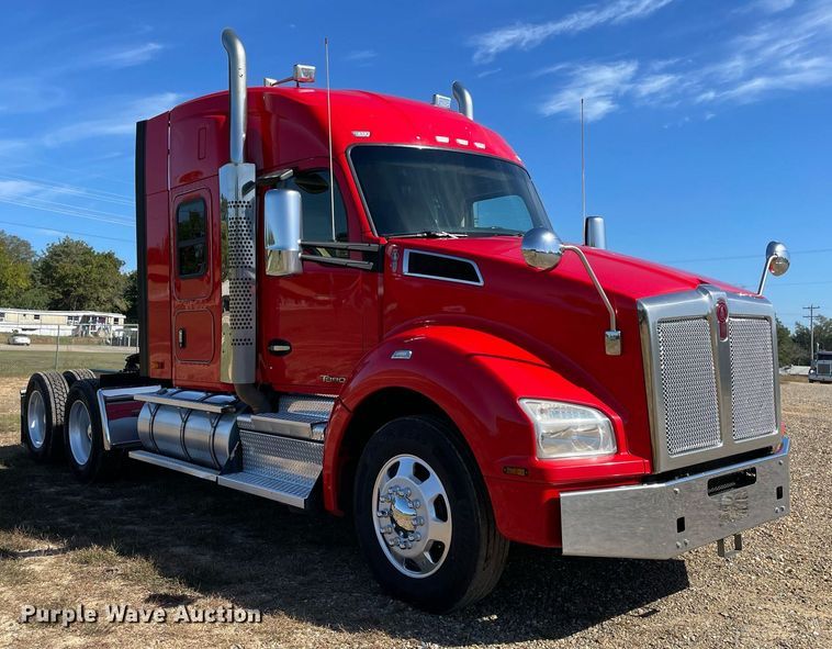 image for item NA9679 2020 Kenworth T880  semi truck