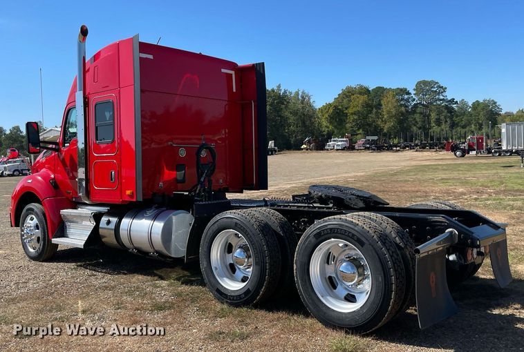 image for item NA9679 2020 Kenworth T880  semi truck