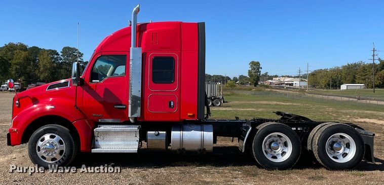 image for item NA9679 2020 Kenworth T880  semi truck
