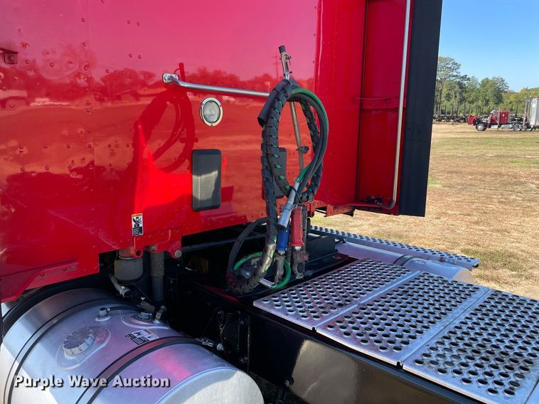 image for item NA9679 2020 Kenworth T880  semi truck