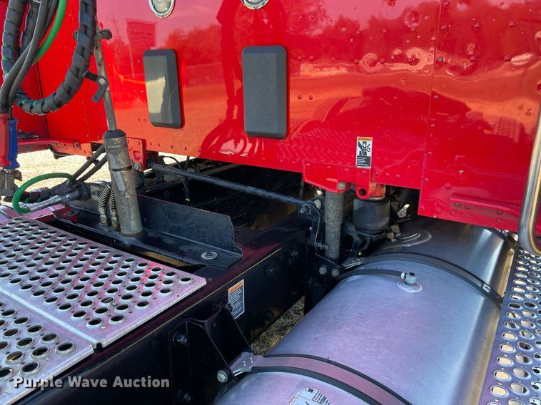image for item NA9679 2020 Kenworth T880  semi truck