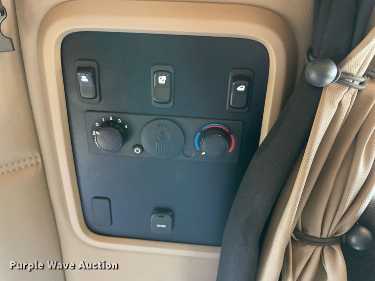 image for item NA9679 2020 Kenworth T880  semi truck