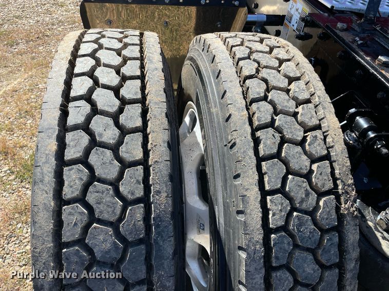 image for item NA9679 2020 Kenworth T880  semi truck