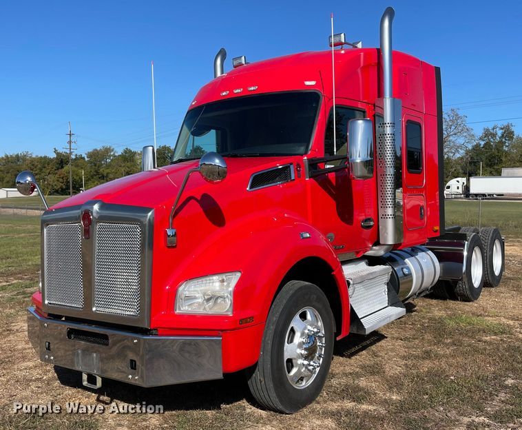 image for item NA9680 2020 Kenworth T880  semi truck