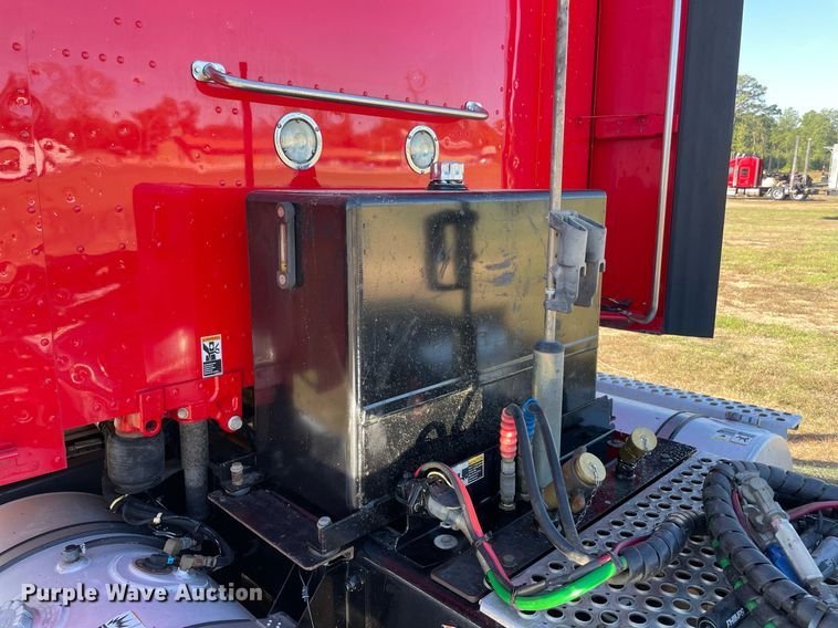 image for item NA9680 2020 Kenworth T880  semi truck