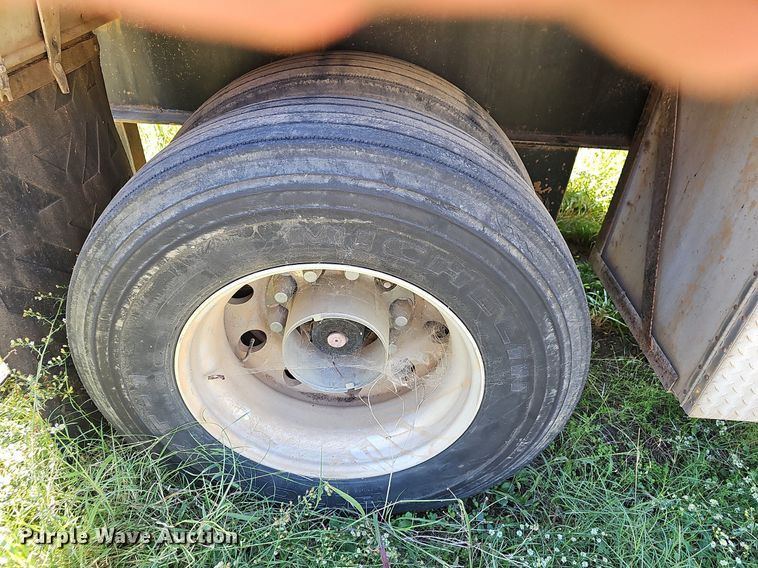 image for item NP9028 2004 Fontaine TFTW-6-8048WSAWK  flatbed trailer