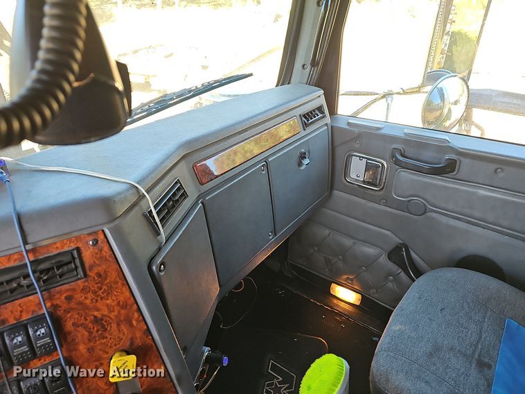 image for item NP9029 2005 Western Star 4900 EX  semi truck