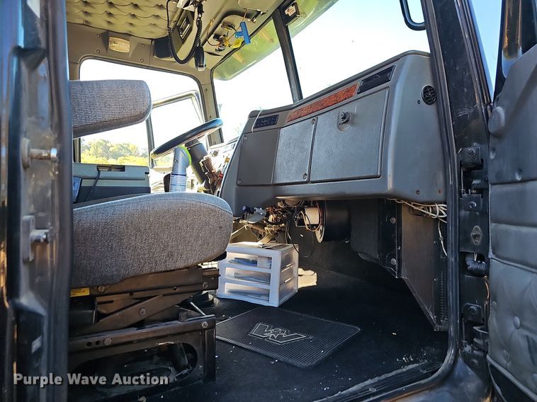 image for item NP9029 2005 Western Star 4900 EX  semi truck