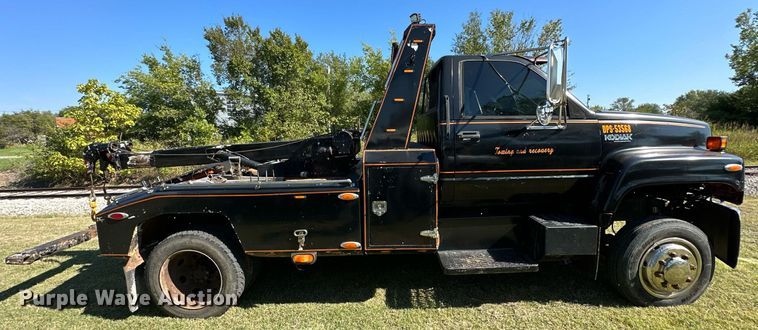 image for item NQ9328 1990 Chevrolet Kodiak C6500  tow truck