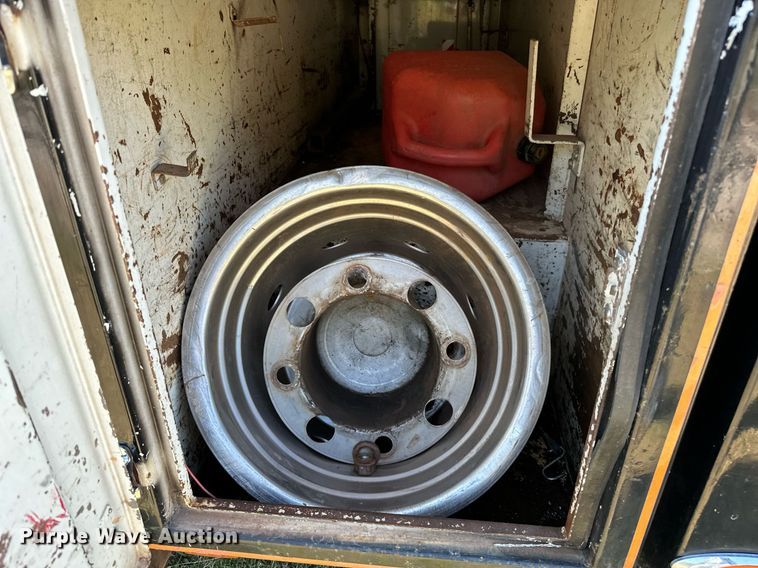 image for item NQ9328 1990 Chevrolet Kodiak C6500  tow truck