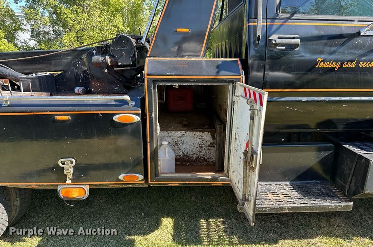 image for item NQ9328 1990 Chevrolet Kodiak C6500  tow truck