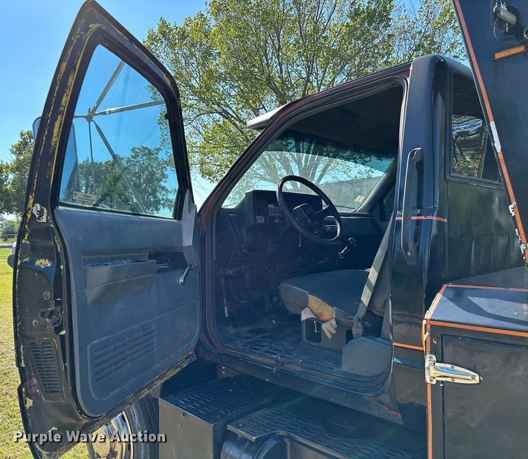 image for item NQ9328 1990 Chevrolet Kodiak C6500  tow truck