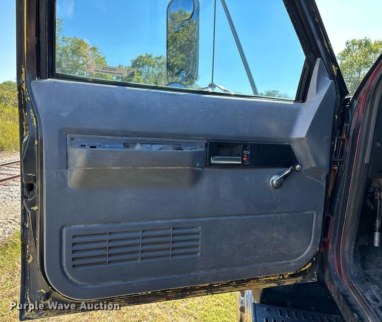 image for item NQ9328 1990 Chevrolet Kodiak C6500  tow truck