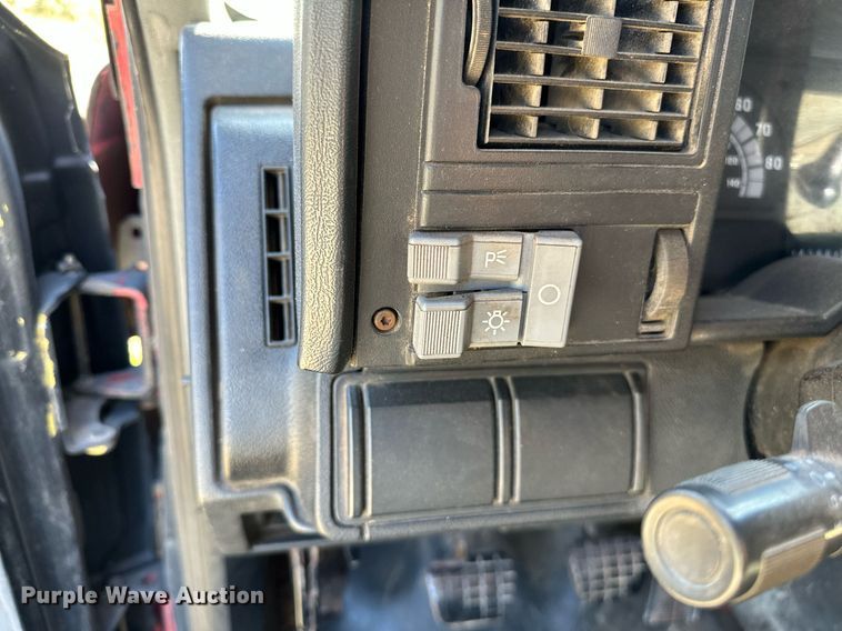 image for item NQ9328 1990 Chevrolet Kodiak C6500  tow truck