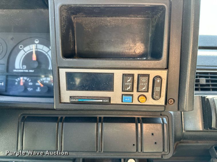 image for item NQ9328 1990 Chevrolet Kodiak C6500  tow truck