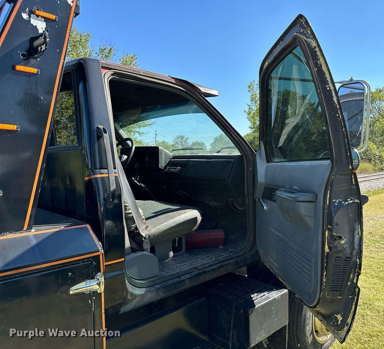 image for item NQ9328 1990 Chevrolet Kodiak C6500  tow truck