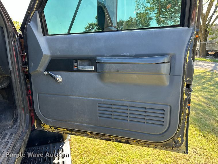 image for item NQ9328 1990 Chevrolet Kodiak C6500  tow truck