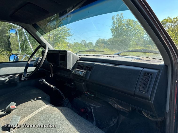 image for item NQ9328 1990 Chevrolet Kodiak C6500  tow truck