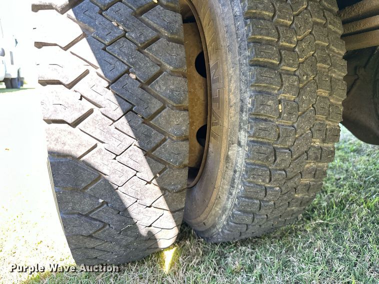 image for item NQ9328 1990 Chevrolet Kodiak C6500  tow truck