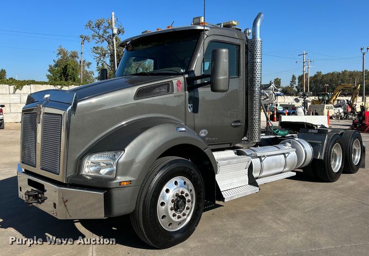 image for item NQ9943 2015 Kenworth T880  semi truck