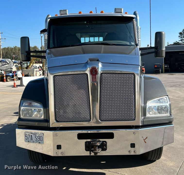 image for item NQ9943 2015 Kenworth T880  semi truck